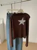 Camiseta de manga larga off-shoulder con estampado de estrella de cinco puntas tachonada para mujer, top de moda coreana de moda para otoño 2026