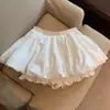 Saia midi com estampa floral branca para mulheres, coleção de verão 2026, saia de cintura alta em linha A, perfeita para baixinhas, elegante e valoriza a silhueta, com forro embutido para evitar transparência, e design evasê curto