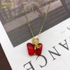 Colar de Luxo Acessível de Nicho Padrão Esculpido Antigo Retro Diamante Esmeralda Vermelho Chinês Pingente de Vidro Gota d'Água Colar