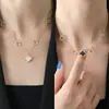 Collar de Acero de Titanio Estilo Francés Lujo Ligero Trébol de Cuatro Hojas Doble Cara Negro y Blanco para Mujer, Accesorio Versátil de Cadena para Clavícula Hueca