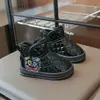 Botas de Algodão para Crianças 2026 Outono/Inverno Novo Estilo Moda Couro com Pelúcia Superfície Meninos e Meninas Botas de Neve Antiderrapante Solado Macio Botas Curtas
