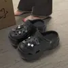 Zuecos de diseño floral con suela gruesa para mujer, sandalias de punta cerrada, nuevas de moda de verano antideslizantes 2026 estilo playa con aumento de altura