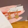 Pendientes con hebilla de oreja de flor de cuatro hojas con microincrustaciones de circonita roja, diseño combinable con todo, de alta calidad para mujer, venta al por mayor