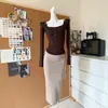Top camisola com acabamento em renda combinado com um conjunto de duas peças + uma saia de malha justa, de cintura média, corte reto, que abraça o corpo e com fenda, perfeita para o outono