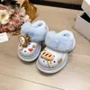Zapatillas de algodón versátiles para interior con suela gruesa para mujer, con lindos diseños de dibujos animados y detalles de felpa, cálidos y peludos, nueva colección otoño/invierno 2026