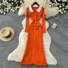 Elegante e sofisticado vestido estilo tweed com um design color-block retrô, apresentando gola com botão de metal e uma silhueta justa, criando um vestido longo elegante e que valoriza a silhueta.