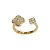 Moda coreana y japonesa dulce versátil concha flor de cuatro hojas anillo abierto exquisito lujo ligero diseño simple anillo para el dedo índice venta al por mayor