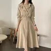 Casaco trench coat estilo camisa de cor sólida com cinto e gola de lapela para primavera e outono ins2026 coreano, vestido de cor sólida com cintura marcada e corte A para mulheres