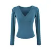 Camiseta rosa de manga larga con cuello cruzado para mujer, adecuada para principios de otoño, con diseño entallado a la cintura, elegante y versátil, top corto