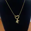 Collar de Acero de Titanio con Colgante de Corazón de Gama Alta y 26 Letras Inglesas para Mujer, Cadena para Clavícula con Apellido, Nicho de Lujo Ligero, Celebridad de Internet para Mejor Amiga