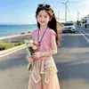 Conjunto para Meninas 2026 Verão Novo Estiloso Top de Desenho Animado com Calça Floral Conjunto de Duas Peças de Manga Curta Infantil