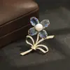 Broche de trébol de perlas estilo francés con cristales azules y morados, diseño floral de alta resistencia, incrustado de diamantes, elegante broche para mujer para uso en banquetes