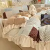 Conjunto de quatro peças estilo princesa coreano de grau A com tecido de veludo de leite espessado, apresentando um design de renda floral estilo INS e um conjunto de capa de edredom de bebê de três peças