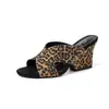 Sandalias tipo mula planas de piel de oveja para mujer con tacones altos gruesos, nuevo estilo de verano, sandalias de cuero genuino de punta redonda y punta abierta con estampado de leopardo