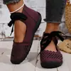 Nuevos zapatos planos para mujer de comercio exterior transfronterizos, puntera cerrada, huecos, color liso, cordones frontales, talla grande, zapatos casuales, en stock para venta al por mayor