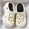 Sapatos perfurados de sola grossa femininos para uso externo de verão 2023 novo estilo celebridade da internet sandálias de praia que aumentam a altura chinelos fechados na frente para senhoras