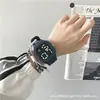 Mira a estudiantes de secundaria masculinos y femeninos de alto valor en la moda coreana, calle principal, simple, Net Red Square, reloj electrónico