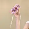 2026 Nueva Horquilla de Flor Rosa con Borla Estilo Vacaciones en la Costa Nicho Versátil Diseño Exquisito Accesorio para el Cabello para la Parte Trasera de la Cabeza