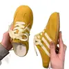 Tênis de Treino Alemão Feminino 2026 Novo Estilo Mules Slip-On Fechados na Ponta para Uso Casual ao Ar Livre, Mocassins Slip-On Versáteis e Leves