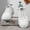 Sapatos Masculinos 2026 Nova Moda Outono Tênis Brancos Clássicos, Confortáveis e Respiráveis, Versáteis para Estudantes, Tendência Casual