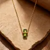 Collar Rectangular de Cristal Verde Estilo Retro Lujo Ligero Acero de Titanio Galvanizado Joyería de Alta Gama Cadena Versátil para Clavícula para Viajes Diario para Mujer