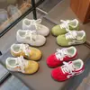 Zapatillas de entrenamiento alemanas para niñas 2026 verano nuevas transpirables versión coreana zapatillas Forrest Gump para niños suela blanda antideslizantes ligeras zapatillas para niños