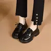 Zapatos de mujer de cuero con punta redonda, nuevo estilo otoño e invierno 2026, mocasines de charol con cordones en relieve, zapatos de vestir negros para mujer estilo universitario