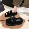 Novo estilo de pantufas de algodão, moderno e popular, com forro felpudo, adequadas para o outono e inverno de 2026, projetadas para uso externo, com sola grossa, versáteis e com efeito de aumento de altura para mulheres