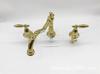 Grifo de lavabo de baño Kaiping Youjia de estilo europeo con tres orificios y doble manija, grifo dorado para agua caliente y fría 30578