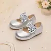 Sapatos baixos versáteis para meninas, para festas de casamento de daminhas, com laços de strass resistentes e solas macias com fecho de velcro.