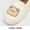 Chinelos de Inverno Femininos 2025 Novo Estilo Antibacteriano Casa Quente Chinelos de Pelúcia Confortáveis para Uso Doméstico Inverno Masculino