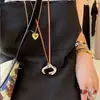 Nova Gargantilha de Cordão de Couro com Pingente Abstrato de Corpo Humano, Pingente de Design Simples e Único de Nicho, Pingente Versátil e Tendência de Luxo Leve para Mulheres
