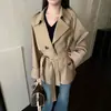 Gabardina corta clásica color caqui, entallada, con cuello para mujer, nueva colección primavera/otoño 2026, elegante prenda exterior estilo británico para figuras petite