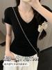 Camiseta de manga corta modal negra con estampado de mascarilla para mujer, cuello en V, seda de hielo, cuello bajo, suelta, para primavera y otoño, 2025