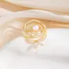 Broche de cobre e zircônia de alta qualidade europeu e americano, broche de rosa pequeno, acessório de corsage com pérola de água doce, acessório de casaco para mulheres
