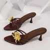 Sandálias e Chinelos de Verão com Flor de Metal Estilo Francês Lindas Moda para Mulheres 2025 Novo Salto Alto Agulha Sandálias Pretas