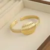 Pulseira Aberta Moda Personalidade Estilo Ins Vendida Quente Cruzada Europeia e Americana para Mulheres, Pulseira Empilhável Versátil de Luxo Leve de Alta Qualidade em Formato de C