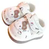Zapatos para niños pequeños, nuevos modelos de primavera y otoño, zapatos para bebés principiantes para niños de 1 a 2 años, de suela blanda, antideslizantes, zapatos de dibujos animados que chirrían