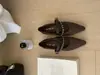 Zapatos Mary Jane Casuales para Mujer de Tacón Bajo con Tacón de Cuña, Cadena y Puntera Puntiaguda de Gamuza, Nueva Colección Primavera/Verano 2026, Estilo Europeo y Americano