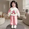 Sudadera de manga larga y pantalones jogger casuales de oso fresa de dibujos animados, dulce y lindos, nuevo conjunto de dos piezas de moda primavera/otoño para niñas