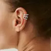 Pendientes de clip para oreja con diseño de nicho transfronterizo europeo y americano, incrustados de diamantes, calados, pequeños en forma de C, simples y versátiles para mujer