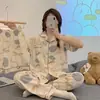 Nuevos Pijamas de Oso Fresa de Dibujos Animados Ins 2025 para Mujer, Conjunto de Tres Piezas de Verano, Ropa de Casa Estudiante de Manga Corta que se Puede Usar Afuera
