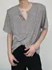 Nueva Camiseta de Manga Corta con Cuello en V para Hombre Verano 2026, Corte Holgado, Estilo Coreano, Diseño de Hebilla Metálica, Top de Color Sólido para Hombres Modernos