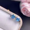 Brincos de topázio com tamanho de pedra principal de 6*6mm. Prata 925 finamente incrustada com topázio natural, suporta testes