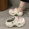 Zuecos de diseño floral con suela gruesa para mujer, sandalias de punta cerrada, nuevas de moda de verano antideslizantes 2026 estilo playa con aumento de altura