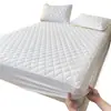 Sábana Bajera Ajustable Impermeable de TPU Acolchada Transfronteriza Hecha a Medida Patrón de Diamantes Amigable con la Piel Cubierta de Cama Acolchada Cepillada Cubierta de Colchón Sábana Bajera Acolchada