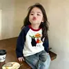 Camiseta de manga larga con cuello redondo y bloques de color para niña, nuevo estilo primavera/otoño 2026, camiseta interior de algodón puro casual y versátil