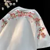 Nova Camiseta Bordada com Flor de Ameixa Estilo Chinês para Homens e Mulheres, Tendência Nacional de Verão High Street Gola Redonda Camiseta Esportiva de Manga Curta para Casais e Jovens