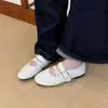 Sapatos rasos estilo coreano com tira elástica cruzada e fivela de metal, sapatos clássicos retrô universitários estilo balé com bico redondo
