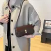 Bolso de Hombro Cruzado Versátil de Moda Retro Chic con Textura de Tendencia de Nicho Estilo Francés Invierno 2026 Nuevo Cierre de Hebilla
